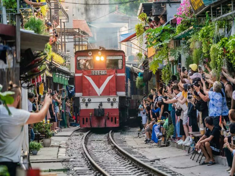 hanoi-train-street-thrills