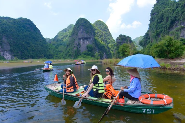 trang-an-boat-tour-experience-discover-tranquil-beauty-of-ninh-binh_ysvxj