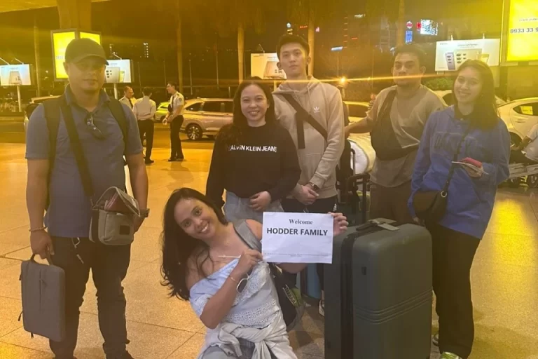Happy-guests-with-our-Private-Airport-Transfer-in-HCMC